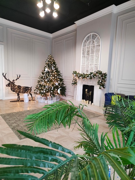 Albero di Natale con un cervo festivo in una bella stanza