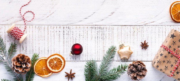 Albero di Natale decorativo in legno e stella, cono e regali avvolti in tessuto, su uno sfondo chiaro. Concetto di spreco zero