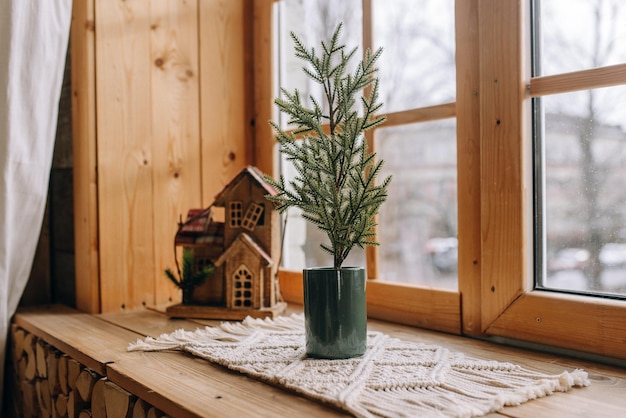 Albero di Natale decorativo in vaso sul davanzale