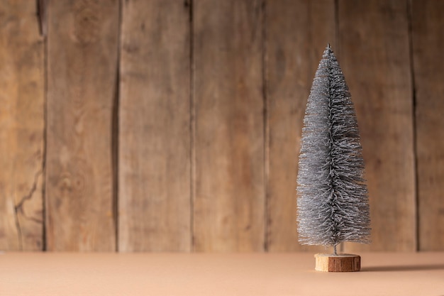 Albero di Natale decorativo su uno sfondo di legno. Capodanno.