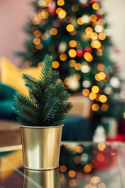 Albero di Natale decorativo sullo sfondo delle luci della ghirlanda