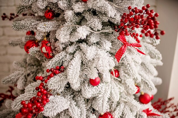 Albero di Natale decorato a festa