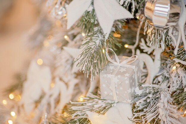 Albero di Natale decorato a festa