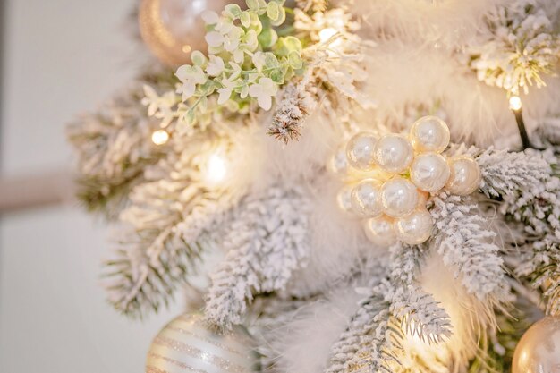 Albero di Natale decorato a festa