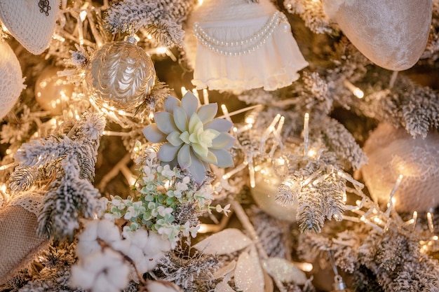 Albero di Natale decorato a festa