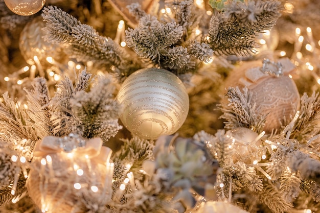 Albero di Natale decorato a festa