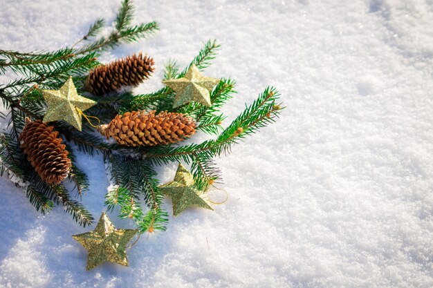 Albero di Natale decorato con coni e stelle