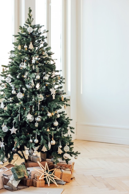 Albero di Natale decorato con doni in soggiorno luminoso