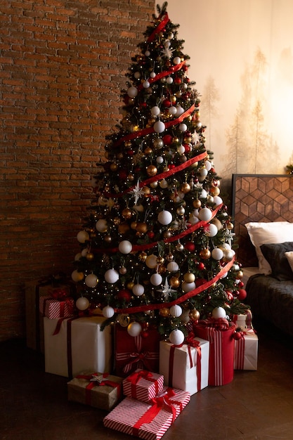 albero di Natale decorato con doni. regali sotto l'albero