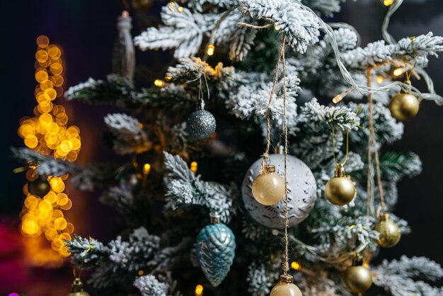 Albero di Natale decorato con giocattoli e ghirlande Luci sfocate a forma di stella