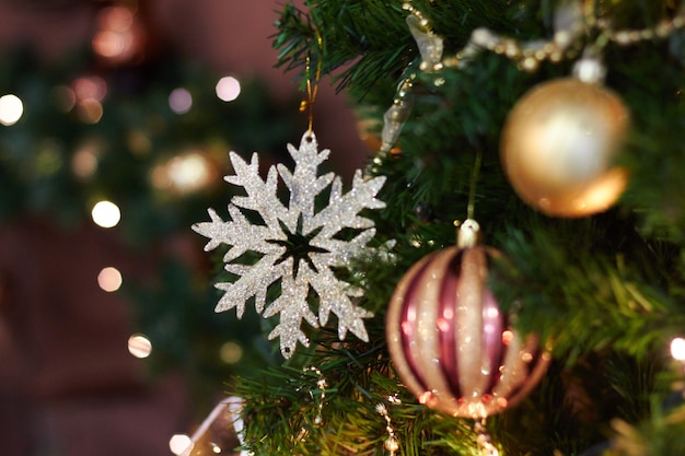 Albero di Natale decorato con giocattoli e palloncini