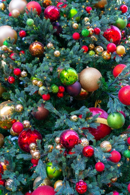 Albero di Natale decorato con giocattoli, luci e orpelli