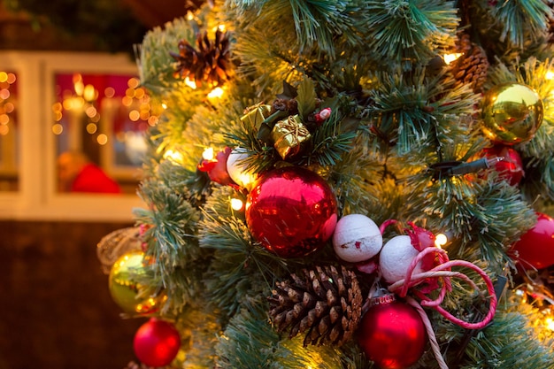 Albero di Natale decorato con giochi e luci