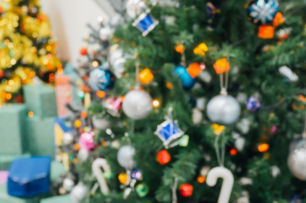 Albero di Natale decorato con luci astratte sfocatura dello sfondo con bokeh