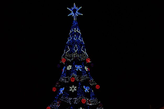 Albero di Natale decorato con luci multicolori di notte