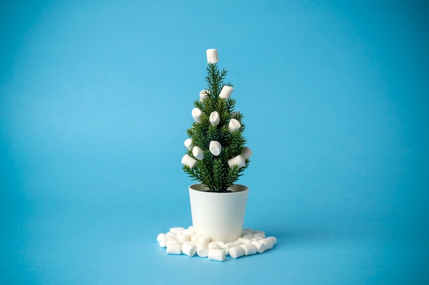 Albero di Natale decorato con marshmallow