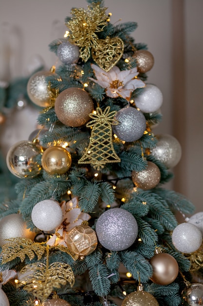 Albero di Natale decorato con ornamenti