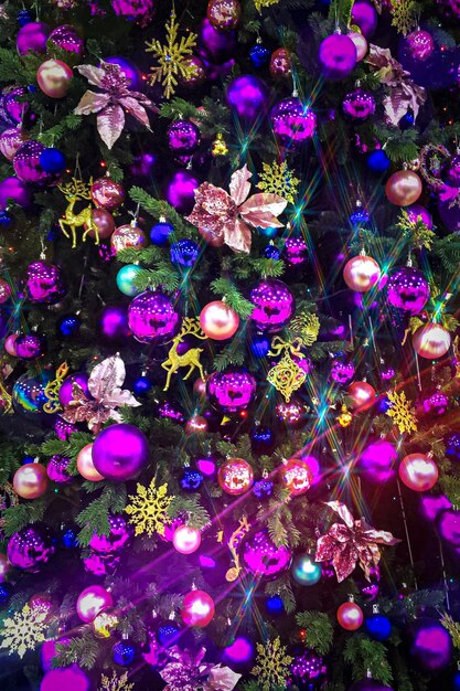 Albero di Natale decorato con palle colorate e altri ornamenti per la stagione natalizia