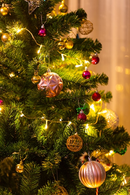 Albero di Natale decorato con palline e luci