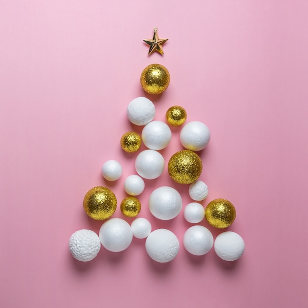 Albero di Natale decorato con palline glitter oro, bianco e rosso