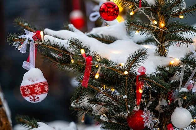 Albero di natale decorato con pino su sfondo sfocato bokeh luce banner