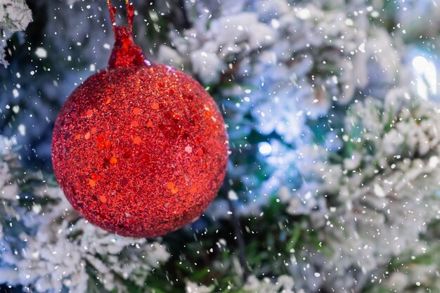 Albero di Natale decorato con priorità bassa di feste di Capodanno palla rossa