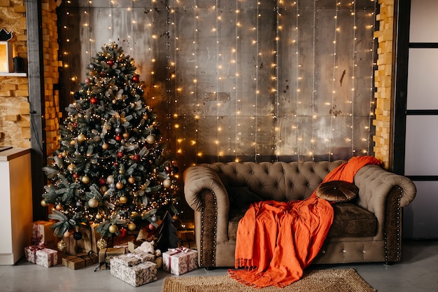 Albero di Natale decorato con regali a casa in soggiorno