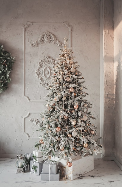 Albero di natale decorato con regali in soggiorno