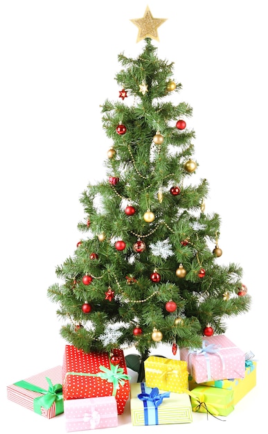 Albero di Natale decorato con regali isolati su bianco