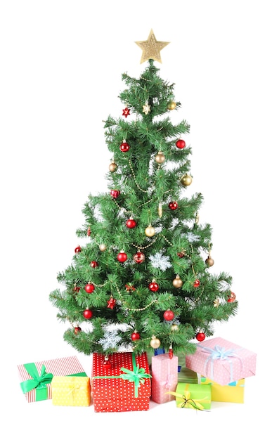 Albero di Natale decorato con regali isolati su bianco