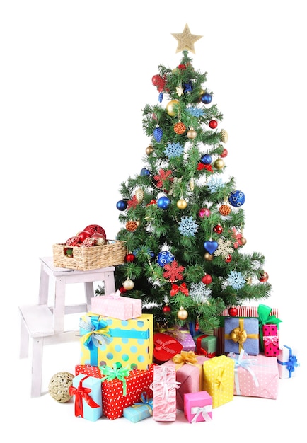 Albero di Natale decorato con regali isolati su superficie bianca