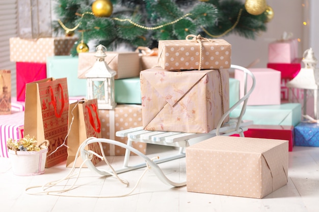 Albero di Natale decorato con scatola regalo