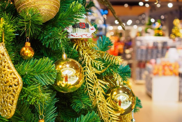 Albero di Natale decorato con sfondo centro commerciale