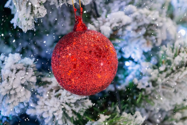 Albero di Natale decorato con sfondo di vacanze di Capodanno palla rossa