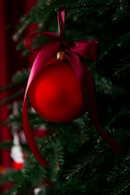 Albero di Natale decorato con spazio giocattolo e copia