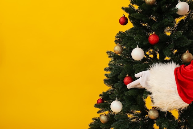 Albero di Natale decorato con spazio per il testo