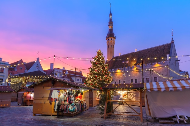 Albero di Natale decorato e illuminato e mercatino di Natale in Piazza del Municipio o Raekoja plats alla bellissima alba Tallinn Estonia