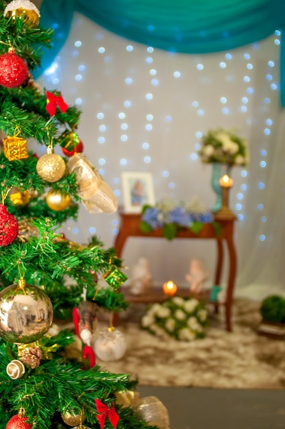 Albero di Natale decorato in casa, dettagli natalizi