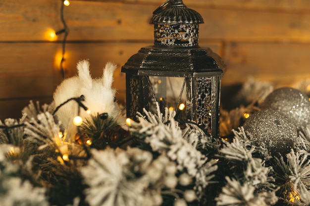 Albero di Natale decorato in stile dorato. Sfondo Di Natale