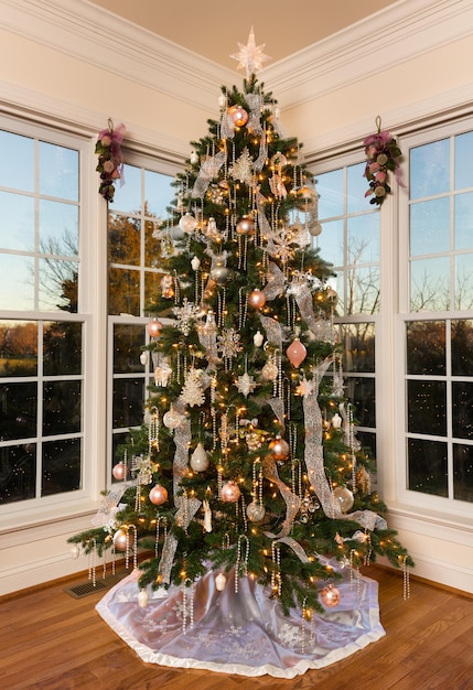 Albero di Natale decorato in una moderna camera familiare