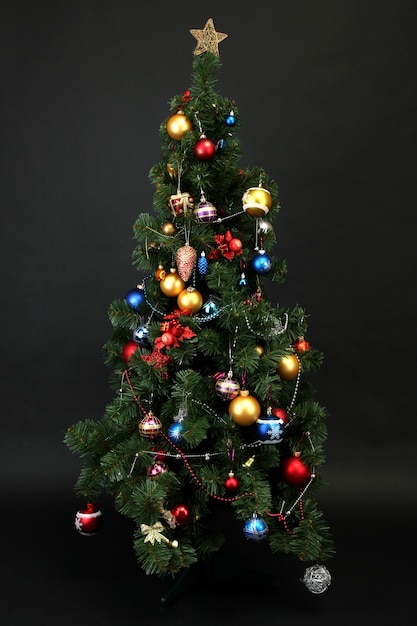 Albero di Natale decorato isolato su nero