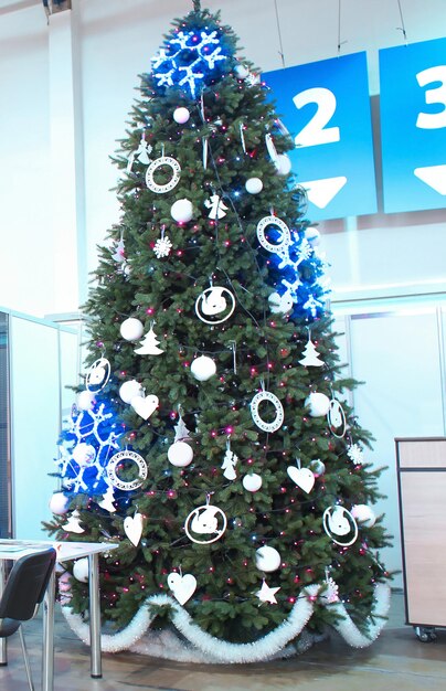 Albero di Natale decorato nel centro commerciale