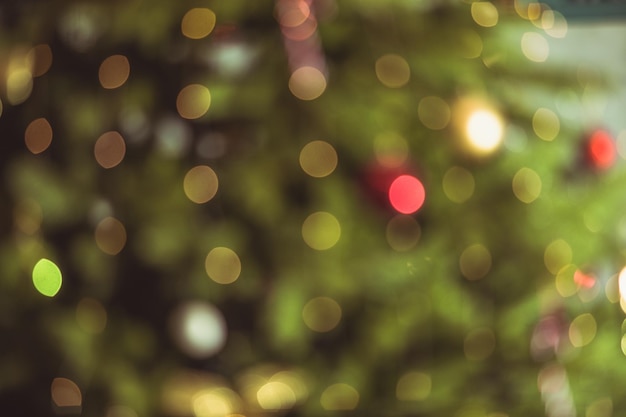 Albero di Natale decorato sfocato con luci come sfondo