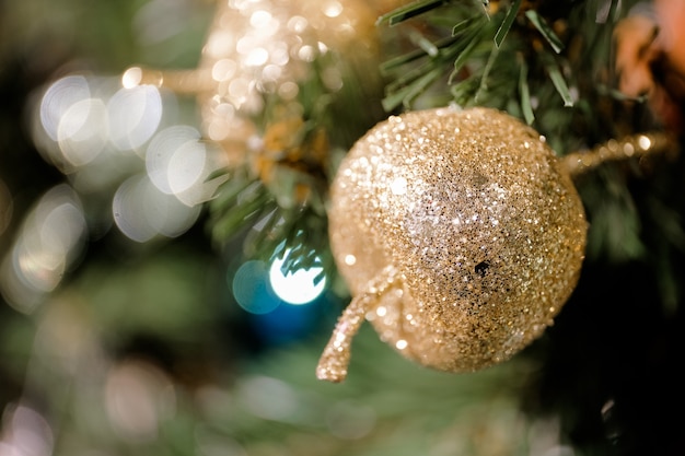 Albero di Natale decorato su sfocato, scintillante e fata