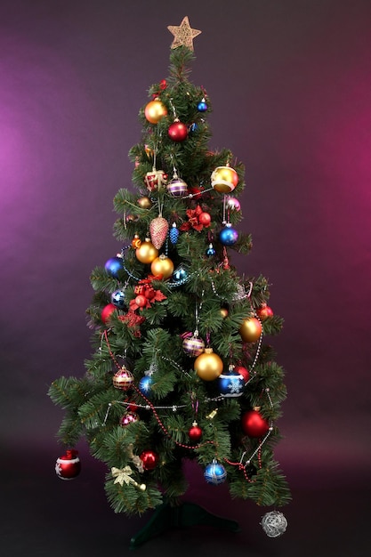 Albero di Natale decorato su sfondo di colore scuro