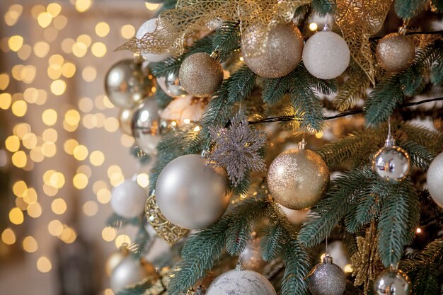 Albero di Natale decorato su sfondo sfocato, scintillante e fatato