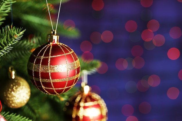 Albero di Natale decorato su sfondo sfocato, scintillante e fiabesco