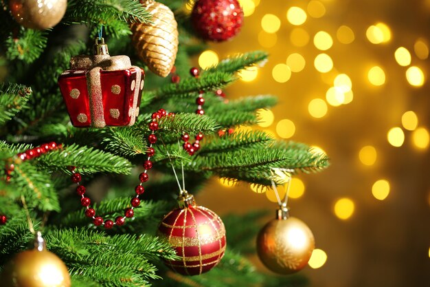 Albero di Natale decorato su sfondo sfocato, scintillante e fiabesco