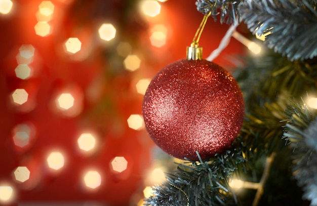 Albero di Natale decorato su sfondo sfocato