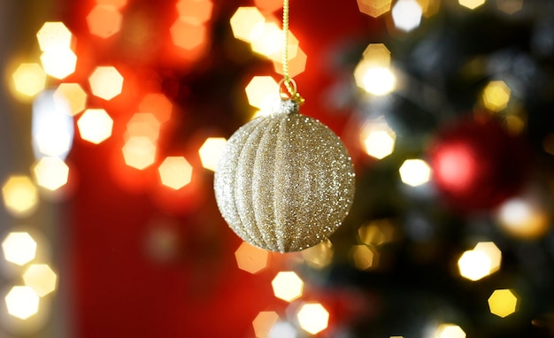 Albero di Natale decorato su sfondo sfocato
